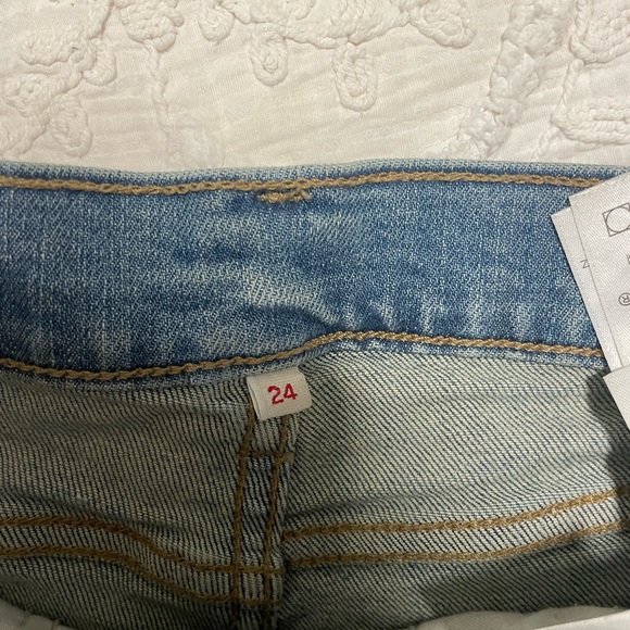 Levis Embroidered Flower Pattern Jean shorts - Picture 2 of 4